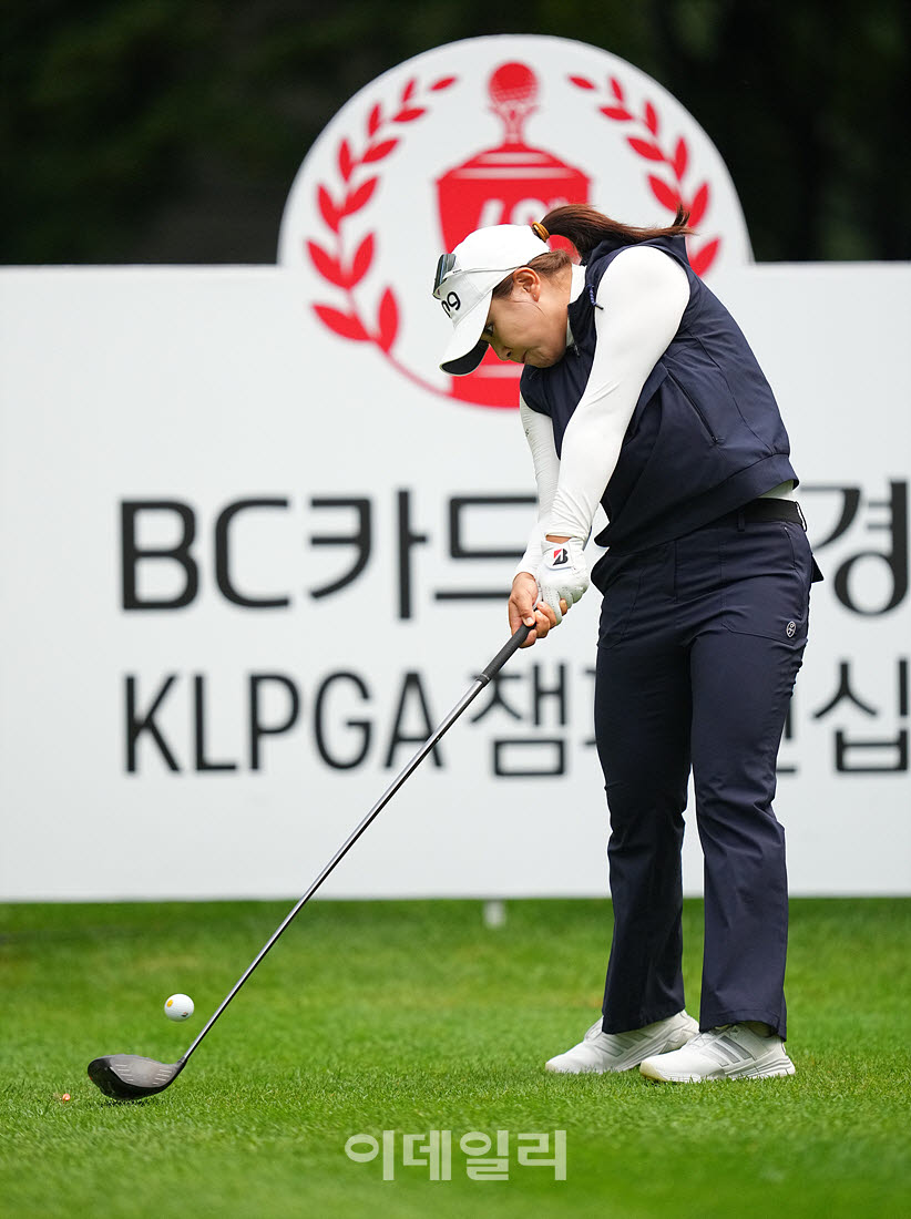 [이데일리 골프IN(포천)=조원범 기자]유서연2가 경기도 포천에 위치한 포천힐스CC에서 열린 'BC카드·한경 제48회 KLPGA 챔피언십'최종운드 1번홀에서 티샷하고 있다.