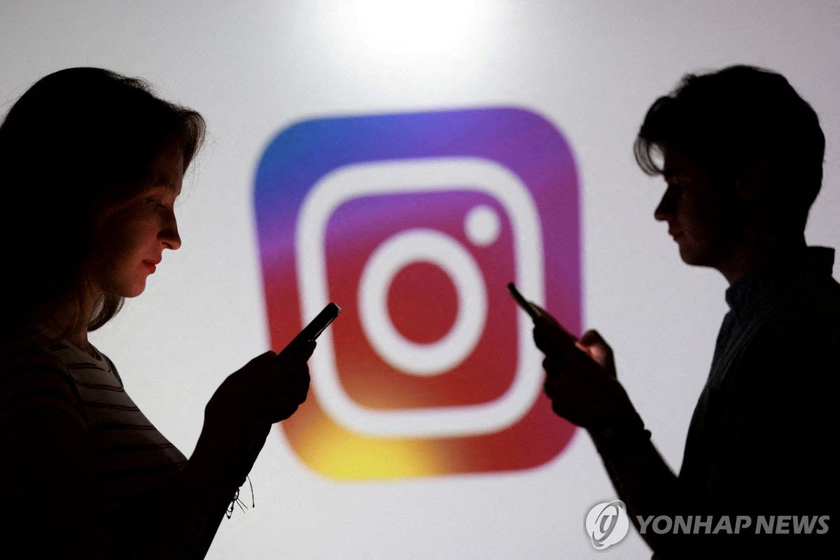 십대 청소년들이 인스타그램 로고 앞에서 스마트폰을 들고 사진을 찍고 있다. (사진=연합뉴스)