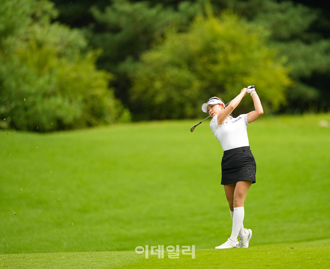 [이데일리 골프IN(포천)=조원범 기자]배소현(메디힐)이 경기도 포천에 위치한 포천힐스CC에서 열린 'BC카드·한경 제48회 KLPGA 챔피언십'최종운드 1번홀에서 경기를 치르고 있다.