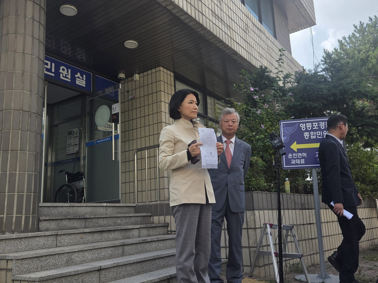 오후 2시께 서울 영등포경찰서 민원실 앞에서 기자회견을 열고 있는 이진숙 국민의힘 의원의 모습이다.(사진=염정인 기자)