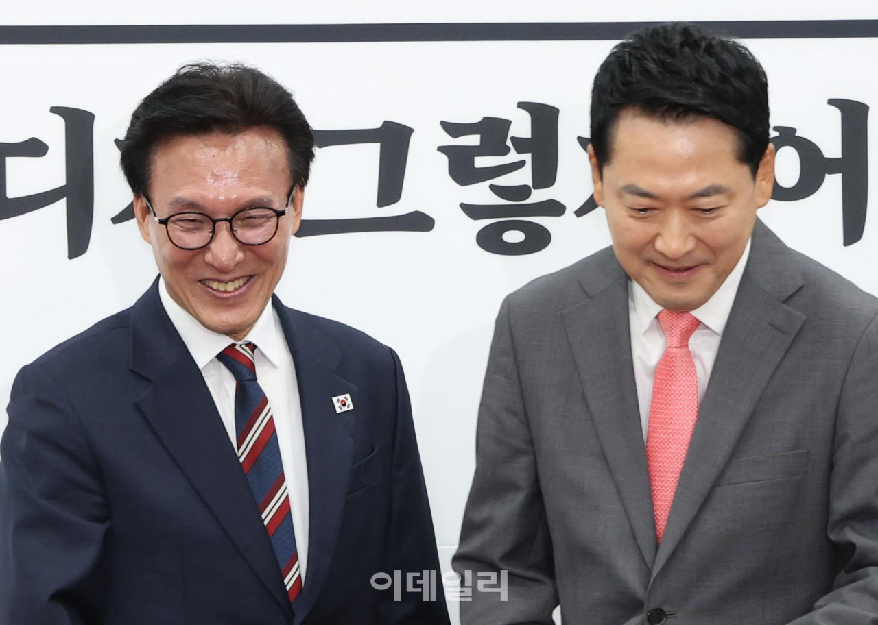 김민석(왼쪽) 더불어민주당 대표가 24일 서울 여의도 국회에서 장동혁 국민의힘 대표를 예방, 자리에 앉고 있다. (사진=노진환 기자)