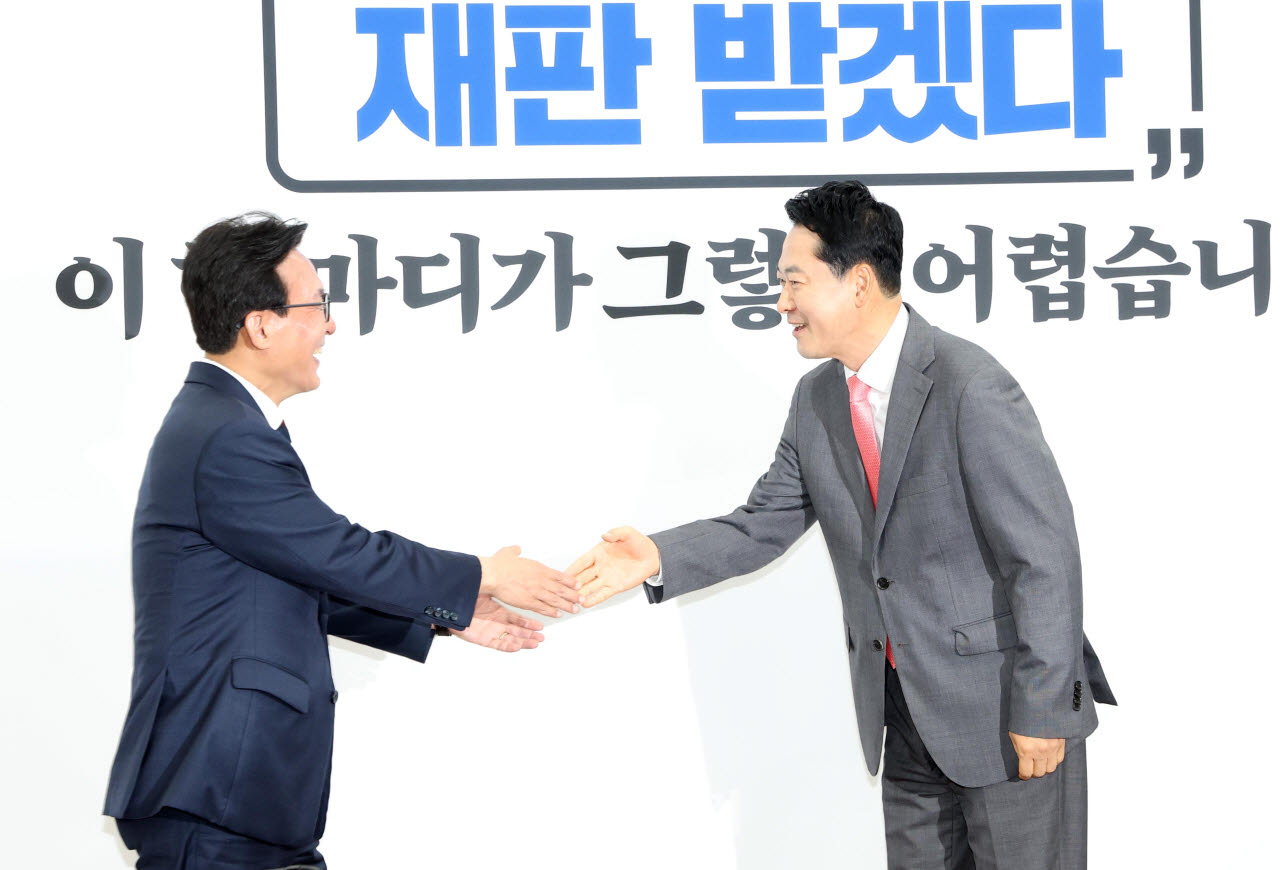 김민석(왼쪽) 더불어민주당 대표와 장동혁 국민의힘 대표가 24일 서울 여의도 국회에서 회동, 악수하고 있다. (사진=노진환 기자)