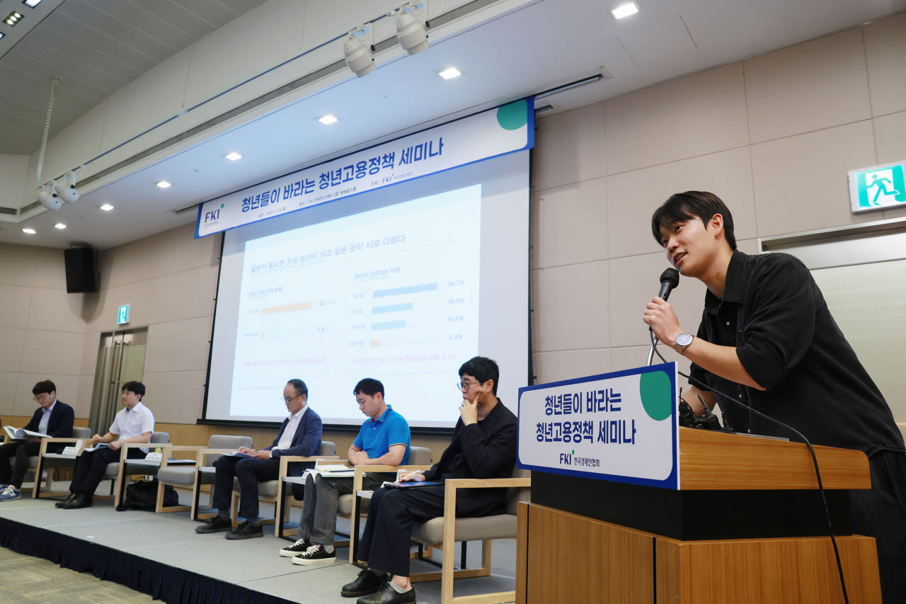 신창훈 청년대표(경희대 총학생회장)가 24일 FKI타워 컨퍼런스센터에서 '청년들이 바라는 청년고용정책 세미나'에 참석해 청년이 바라는 청년고용정책에 대해 발표하고 있다. (사진=한경협)