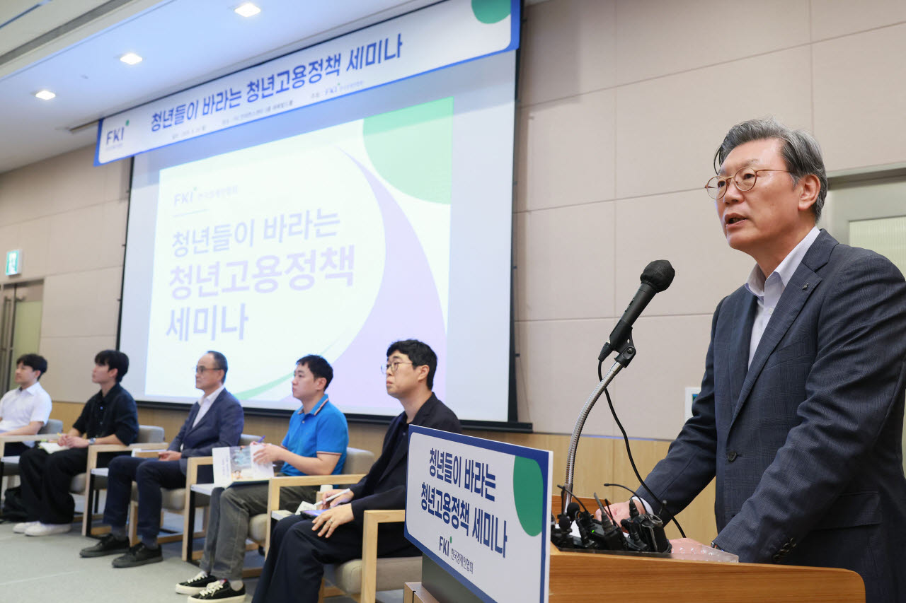 김창범 한국경제인협회 부회장이 24일 FKI타워 컨퍼런스센터에서 '청년들이 바라는 청년고용정책 세미나'에 참석해 인사말을 하고 있다. (사진=한경협)