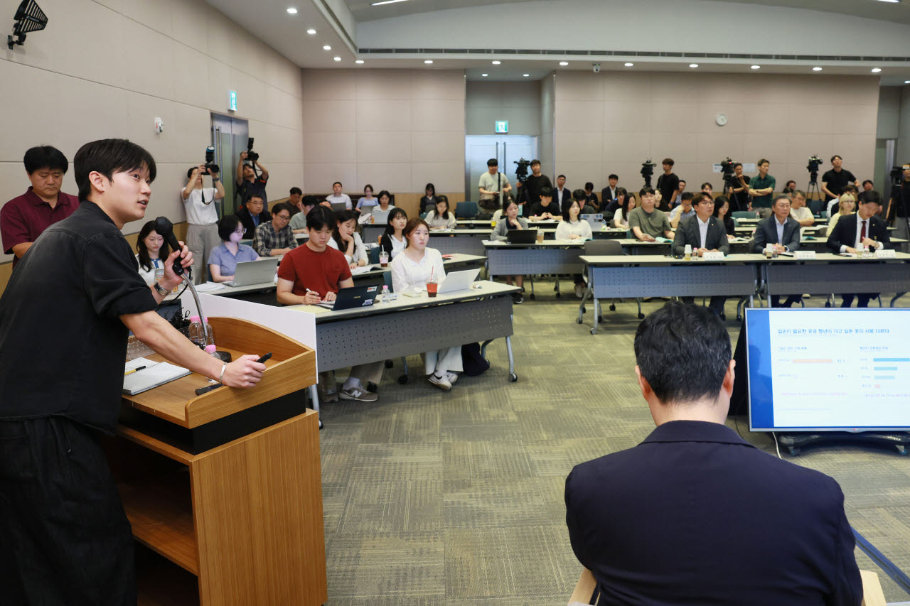 신창훈 청년대표(경희대 총학생회장)가 24일 FKI타워 컨퍼런스센터에서 '청년들이 바라는 청년고용정책 세미나'에 참석해 청년이 바라는 청년고용정책에 대해 발표하고 있다. (사진=한경협)