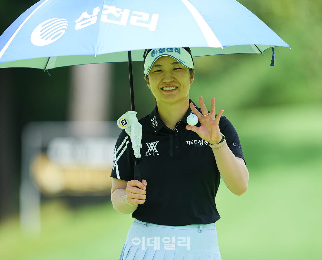 [포토]최가빈,버디 성공 기분좋은 볼인사