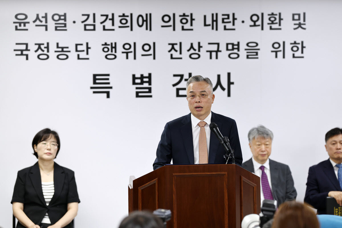 3대 특검 이후 남은 의혹을 수사해 온 권창영 2차 종합특별검사가 24일 과천 특검팀 사무실에서 최종 수사결과 발표를 하고 있다. (사진=연합뉴스)