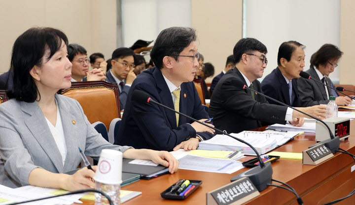 이억원 금융위원장이 24일 국회에서 열린 정무위원회 제1차 전체회의에서 위원들의 질의에 답하고 있다.(사진=연합뉴스)