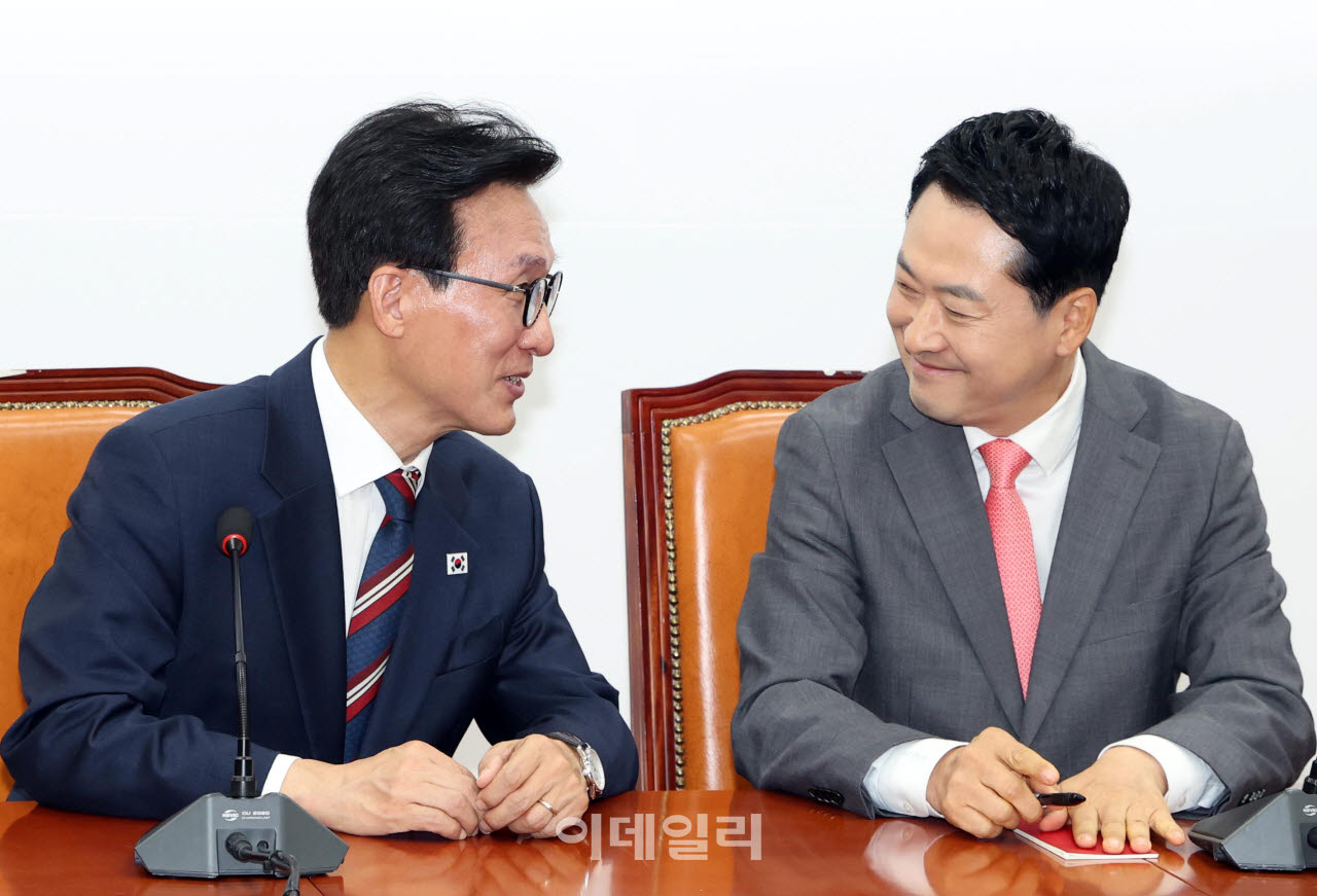 김민석(왼쪽) 더불어민주당 대표가 24일 서울 여의도 국회에서 장동혁 국민의힘 대표와 만나 이야기하고 있다. (사진=노진환 기자)