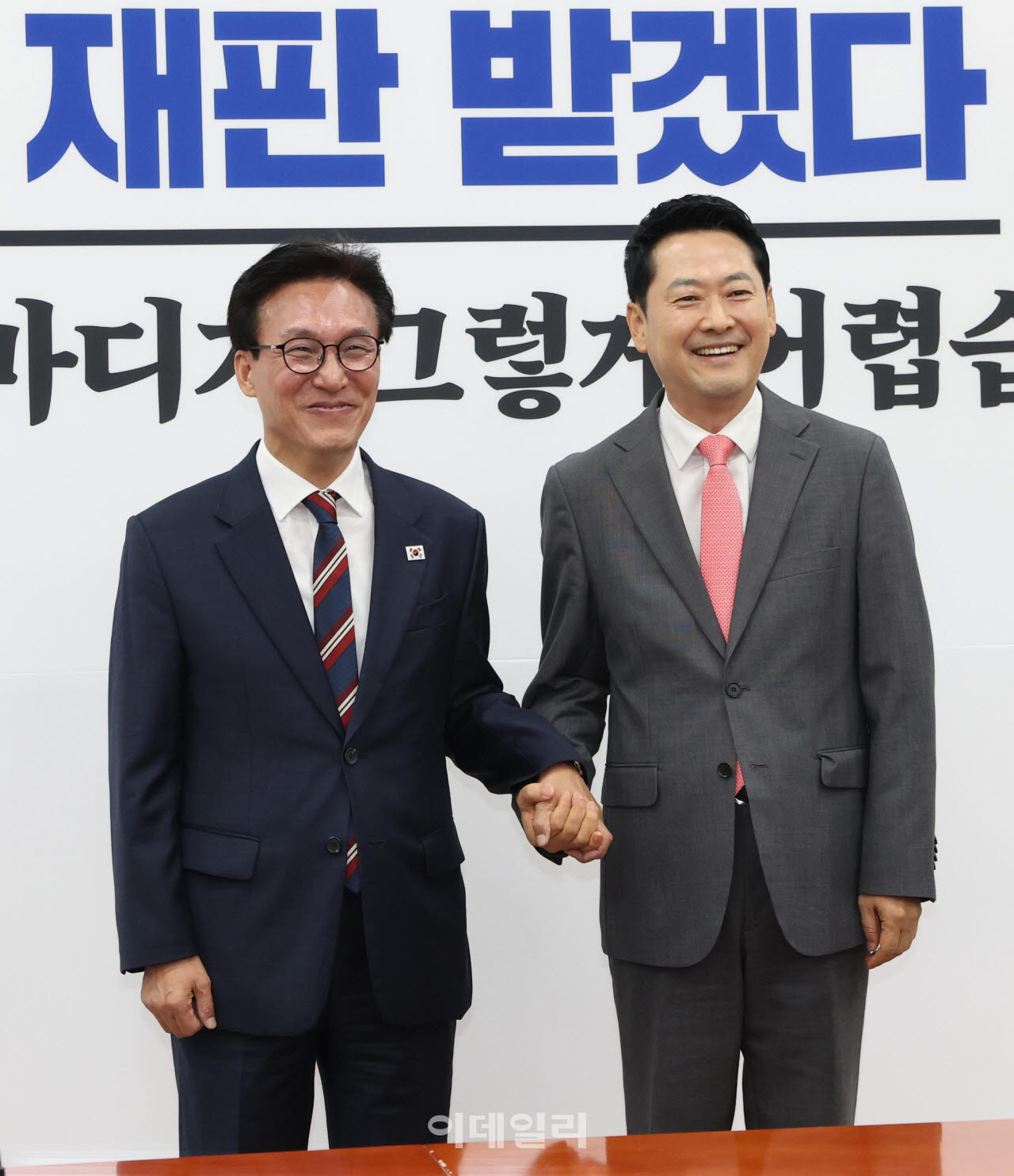 김민석(왼쪽) 더불어민주당 대표가 24일 서울 여의도 국회에서 장동혁 국민의힘 대표를 예방, 손을 잡고 있다. (사진=노진환 기자)