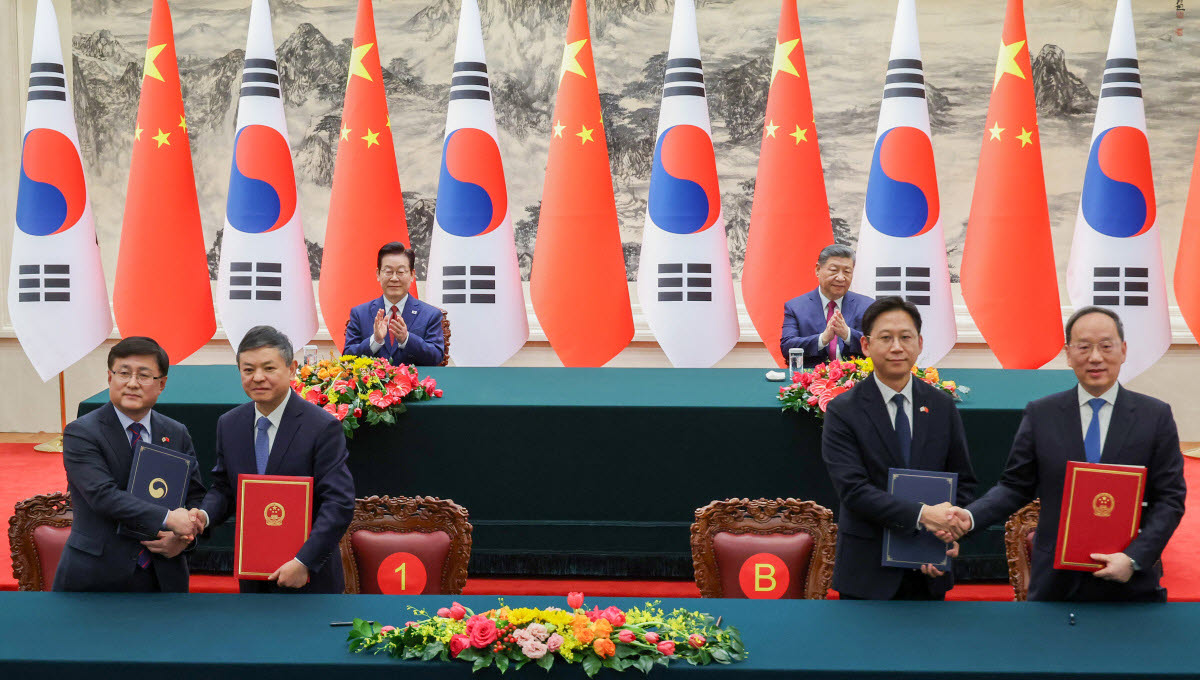 김성환 기후에너지환경부 장관(왼쪽부터)과 황룬추 중국 생태환경부 부장, 배경훈 부총리 겸 과기정통부 장관과 리러칭 중국 공업정보화부 부장이 지난 1월 5일 베이징 인민대회당에서 이재명 대통령과 시진핑 국가주석이 참석한 가운데 각각 환경 및 기후협력과 디지털 기술 협력에 관한 협약식을 하고 있다. (사진=연합뉴스)
