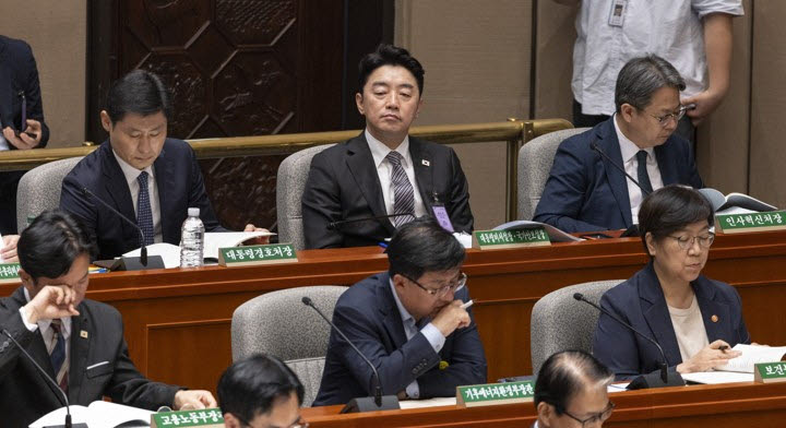강훈식 대통령 비서실장이 24일 국회에서 열린 예산결산특별위원회 전체 회의에 출석해 있다.(사진=연합뉴스)