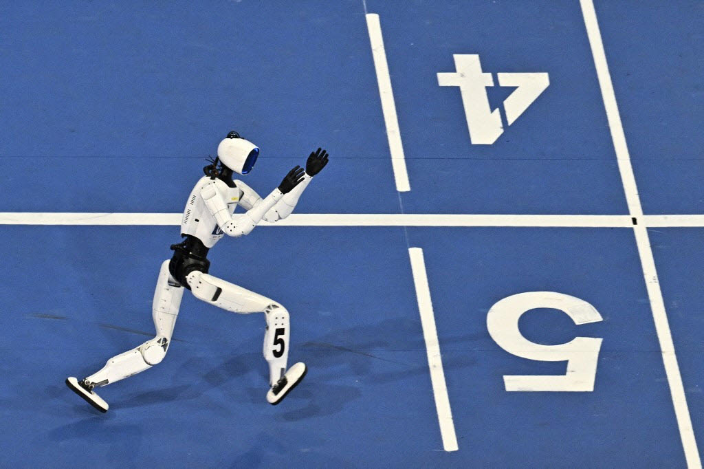 지난 23일 중국 베이징에서 열린 세계휴머노이드로봇운동회 중 400m 경기가 열리고 있다. (사진=AFP)