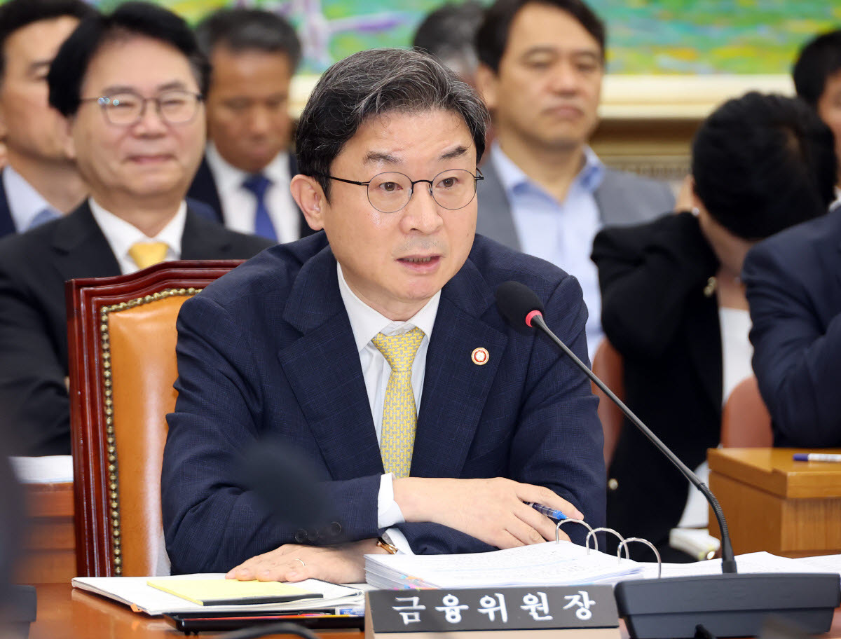 이억원 금융위원장이 24일 국회에서 열린 정무위원회 제1차 전체회의에서 위원들의 질의에 답하고 있다.(사진=연합뉴스)