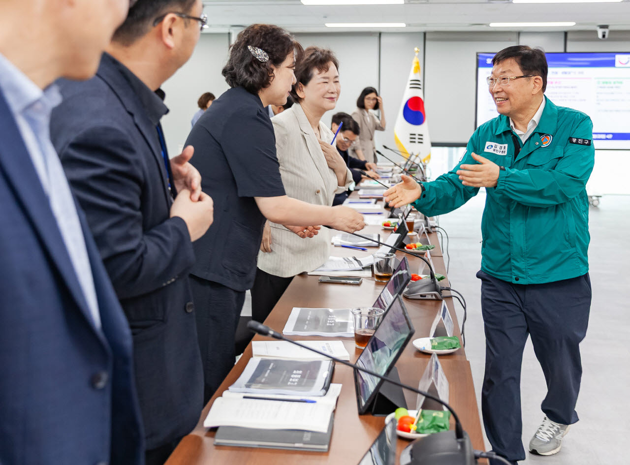 김경호 광진구청장이 지난 19일 제6기 광진구 지역사회보장계획 수립 연구용역 최종보고회에서 참석자들과 인사를 나누고 있다. (사진=광진구)