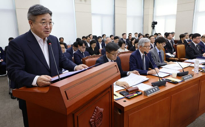 윤호중 행정안전부 장관이 24일 국회에서 열린 행정안전위원회 전체회의에서 2025회계연도 결산 제안설명을 하고 있다. (사진=연합뉴스)