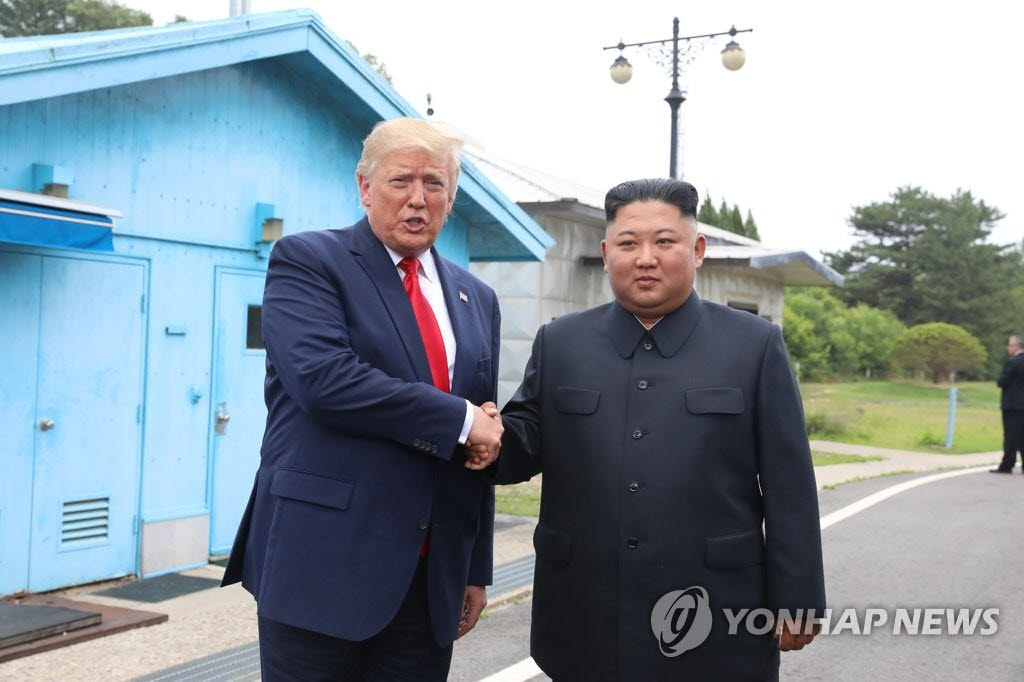 지난 2019년 6월 30일 도널드 트럼프 미국 대통령과 북한 김정은 국무위원장이 판문점 자유의 집에서 만나 악수하고 있다. (사진=연합뉴스)