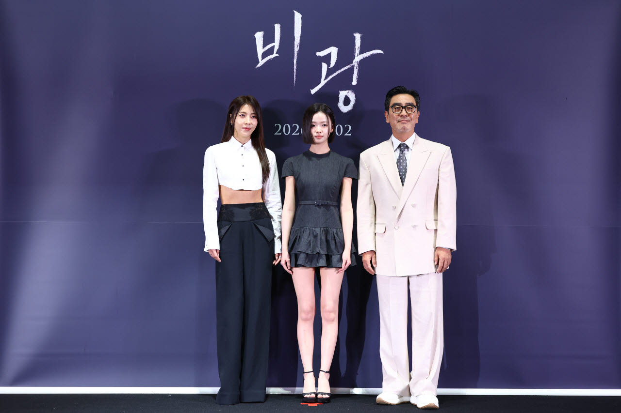 배우 하지원(왼쪽부터), 김시아, 류승룡이 24일 오후 서울 강남구 메가박스 코엑스에서 열린 영화 '비광' 언론시사회에서 포즈를 취하고 있다.(사진=뉴시스)
