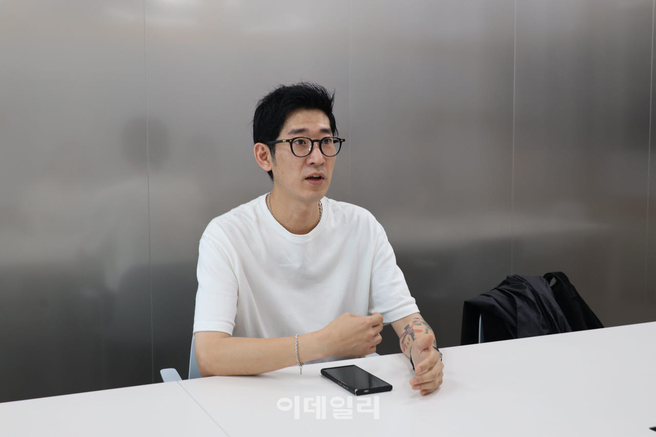 네이버 스페셜 메이트로 선정된 블로그 '마른체형 남자 코디 아카이브' 운영자 정구희씨가 지난 20일 경기 성남시 네이버 1784 사옥에서 이데일리와 인터뷰를 하고 있다.(사진=네이버)