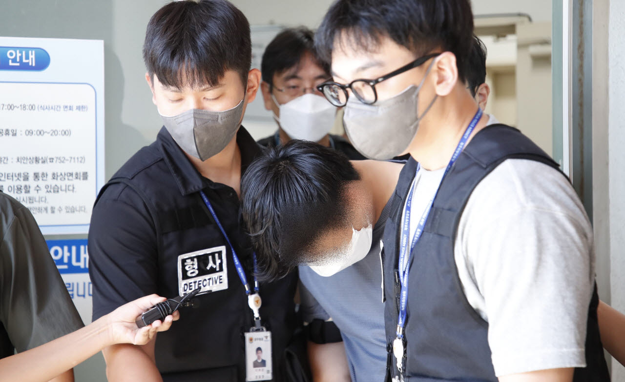장미란(37)씨 등 실종자 허위 종결 사건으로 직무유기 등 혐의를 받고 있는 제주 서부경찰서 소속 부 모 경장이 24일 오전 제주동부경찰서 유치장에서 제주지법에서 열리는 체포적부심에 출석하기 위해 이동하고 있다. (사진= 뉴시스)