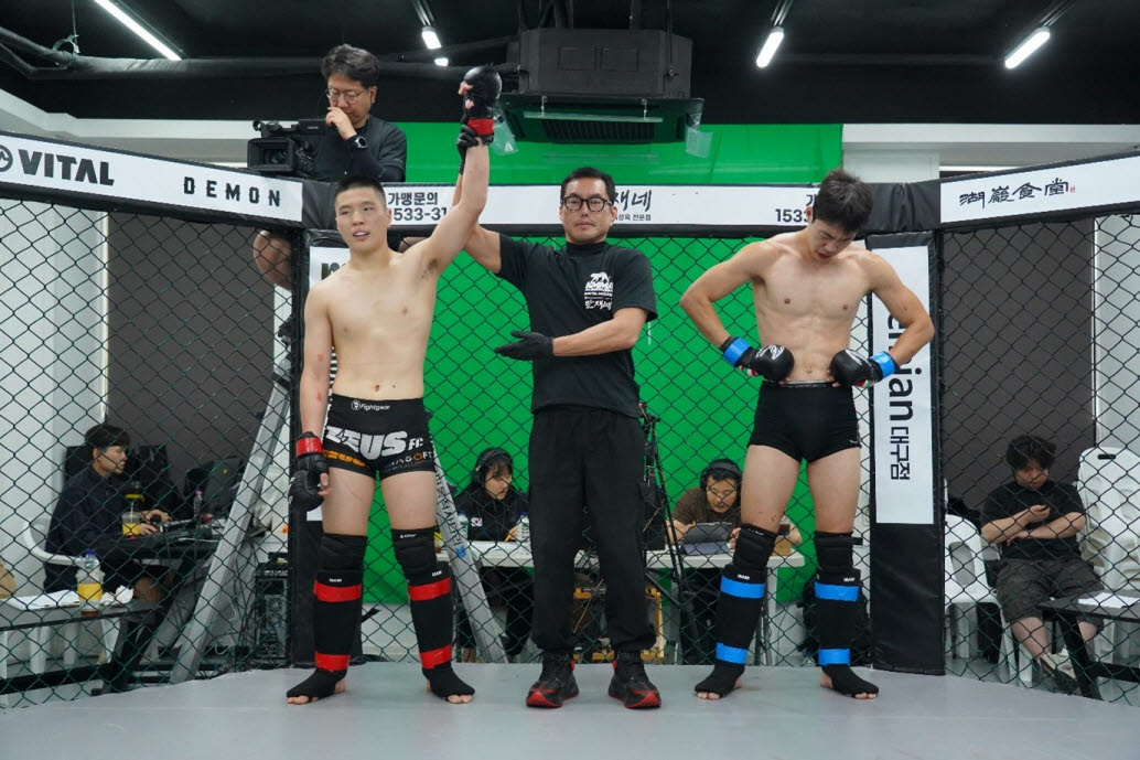 FC 강경호의 ‘1호 제자’ 엄현유가 KMMA 라이트헤비급 챔피언결정전 승리 기념 촬영을 하고 있다. 왼쪽은 청도보건소 정진오 소아청소년과장, 오른쪽은 제2대 블랙컴뱃 페더급 챔피언 ‘광남’ 신승민. 사진=KMMA
