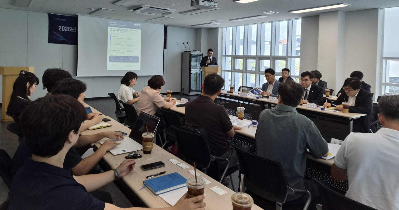 리퍼브 로봇 산업 및 전문기업 활성화 간담회에 참석한 경남 지역 로봇기업과 제조기업, 지자체 관계자들이 논의를 나누고 있다. (사진=한국로봇산업진흥원)