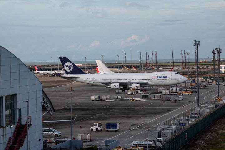 24일(현지시간) 중국 마카오 국제공항 화물 계류장에 이란항공의 보잉 747-200 항공기가 주기돼 있다. (사진=로이터)