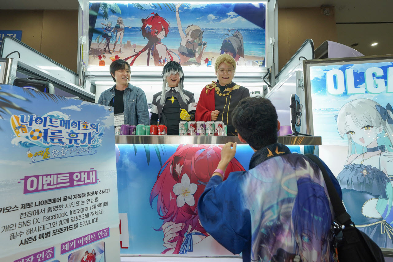 스마일게이트의 서브컬처 게임 ‘카오스 제로 나이트메어’ 개발진이 15일 일산 킨텍스에서 열린 '서울 코믹월드' 행사에서 직접 게임 속 캐릭터로 코스프레를 하고 이용자와 소통에 나섰다. 사진(왼쪽부터)은 김기범 DD(디벨롭먼트 디렉터), 최승현 LD(라이브디렉터), 경민규 콘텐츠 마케팅 팀장. (사진=스마일게이트)