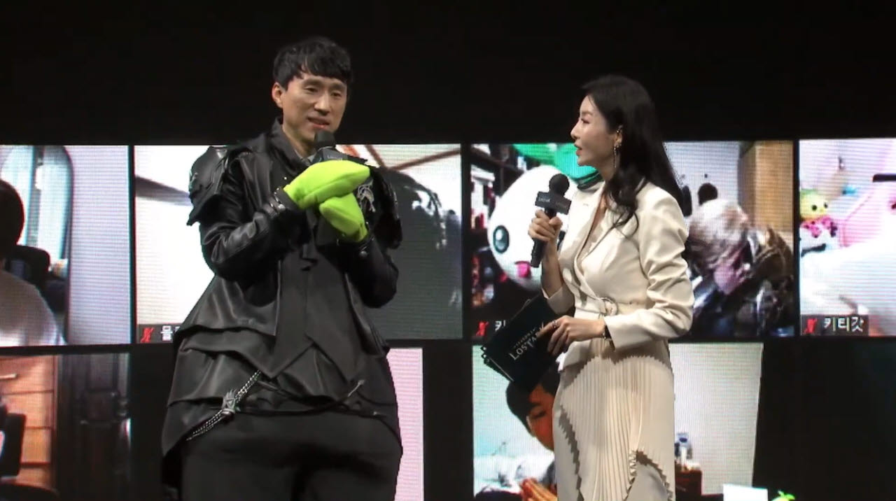 로스트아크 이용자와 소통 방송을 진행한 금강선 스마일게이트 CCO (사진=스마일게이트)