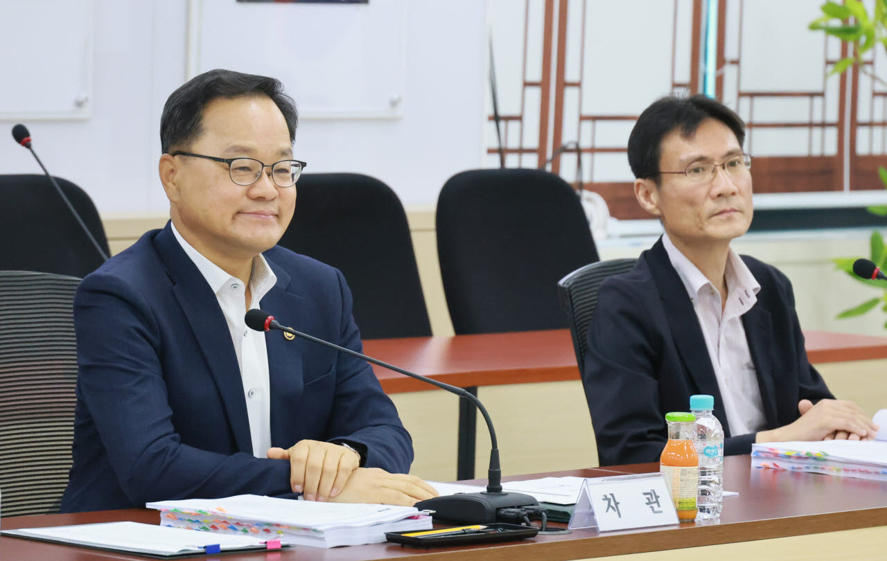 정구창 성평등가족부 차관이 제52차 양육비이행심의위원회' 에서 양육비 채무 불이행자 제재조치와 양육비 채무 이행 확보 제도개선안을 의결하고 있다.(사진=성평등가족부)