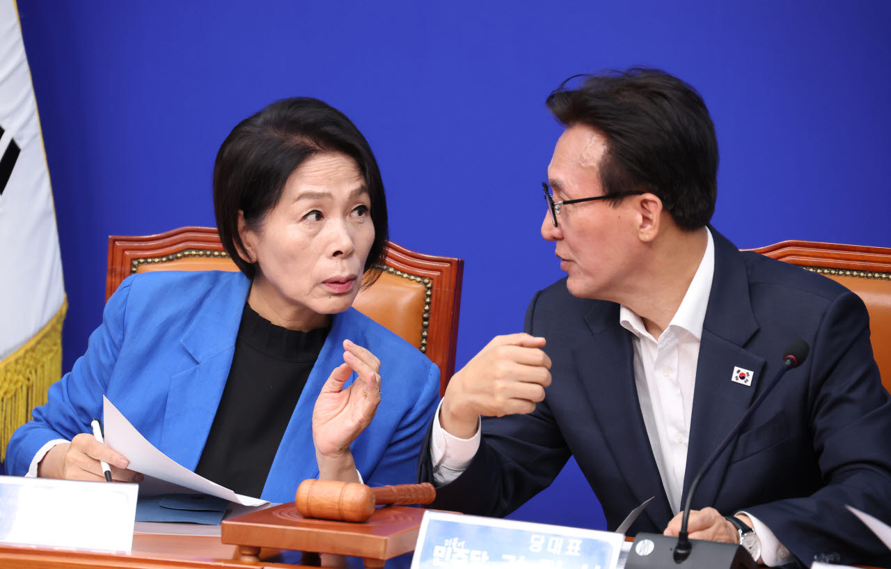 더불어민주당 김민석 대표와 최민희 최고위원이 24일 국회에서 열린 최고위원회의에서 대화하고 있다.(사진=연합뉴스)