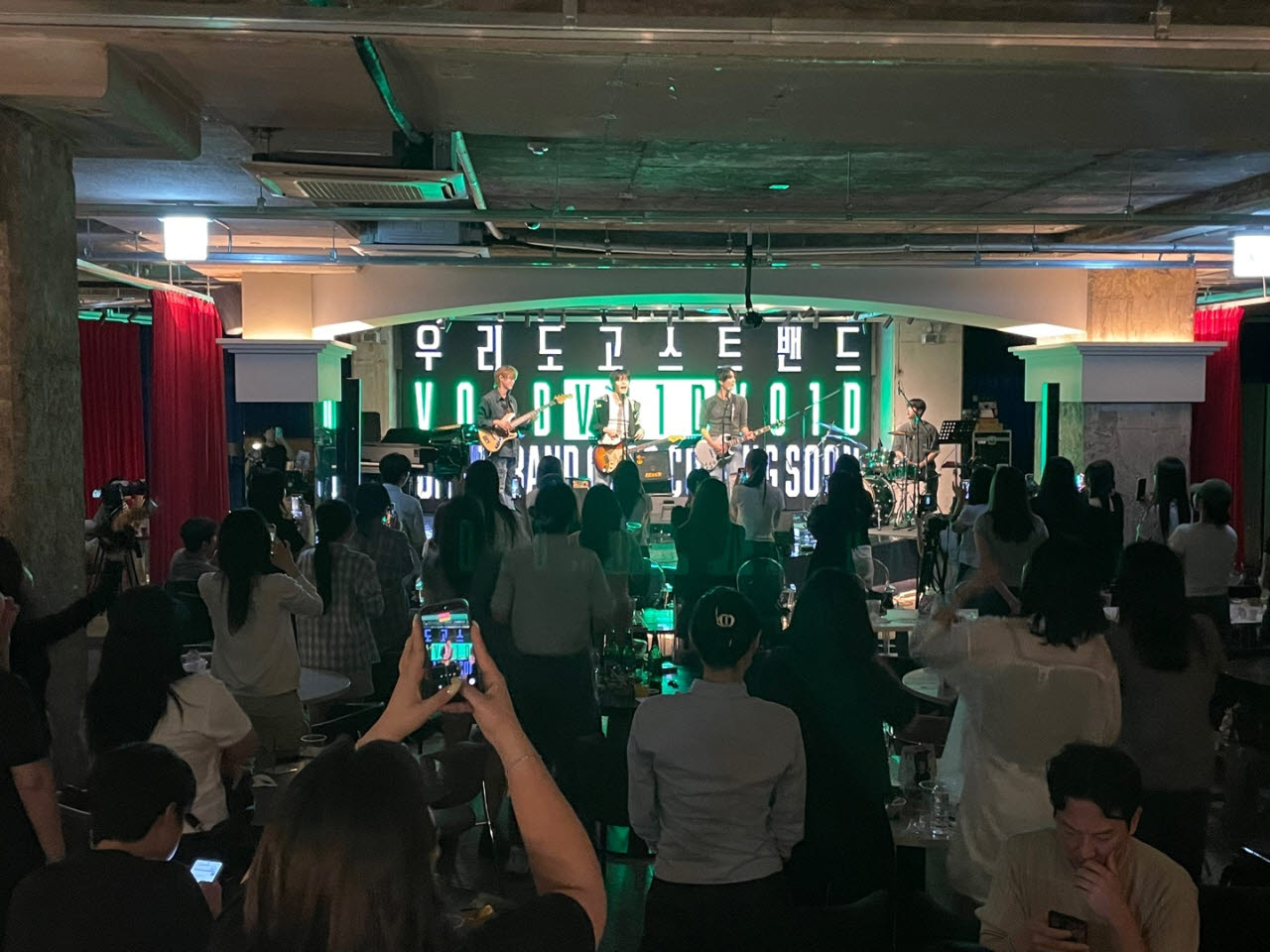 밴드 보이드가 24일 서울 종로구 이들스에서 열린 '우리도 고스트밴드' 공연에서 피날레를 장식하고 있다.