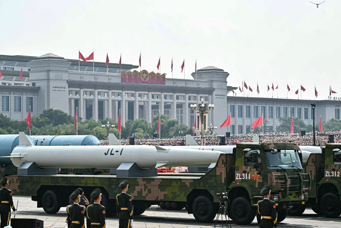 지난해 9월 중국 베이징에서 열린 전승절 80주년 기념 열병식에서 공개된 공중발사탄도미사일ALBM 징레이(驚雷·JL)-1. (사진=AFP)
