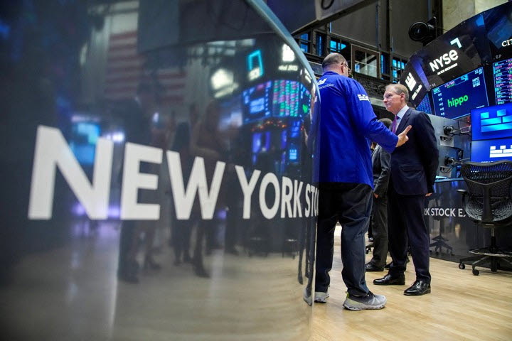 미국 뉴욕시의 뉴욕증권거래소(NYSE)에서 개장 종을 울린 후, 미국 증권거래위원회(SEC)의 폴 앳킨스 위원장이 거래장 내 트레이더들과 이야기를 나누고 있다. (사진=로이터)