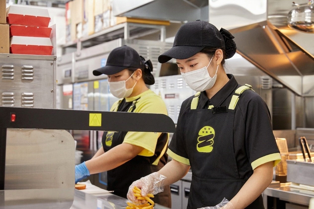 노브랜드 버거 매장을 운영하고 있는 여성 점주 (사진=신세계푸드)