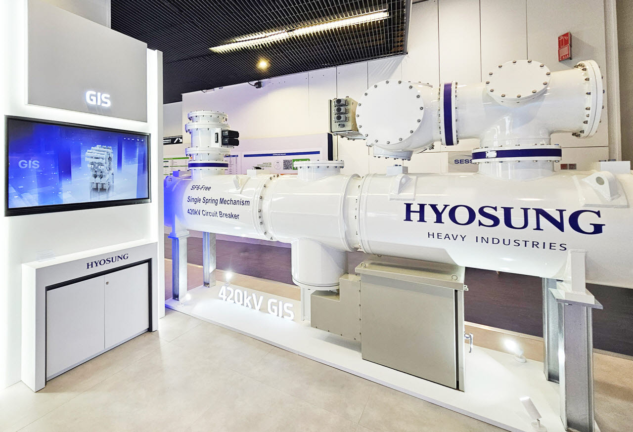 효성중공업이 'CIGRE 2026'에 독자기술로 개발한 저탄소 전력기기 '420kV SF6-Free GIS'를 전시했다.(사진=효성중공업 제공)