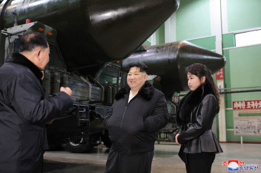 김정은, 신형 고체연료 ICBM '화성-18형' 발사대 차량 공장 시찰