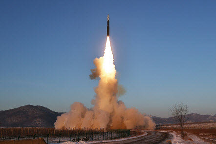 솟아오르는 북한 ICBM '화성-18형'…노동신문 