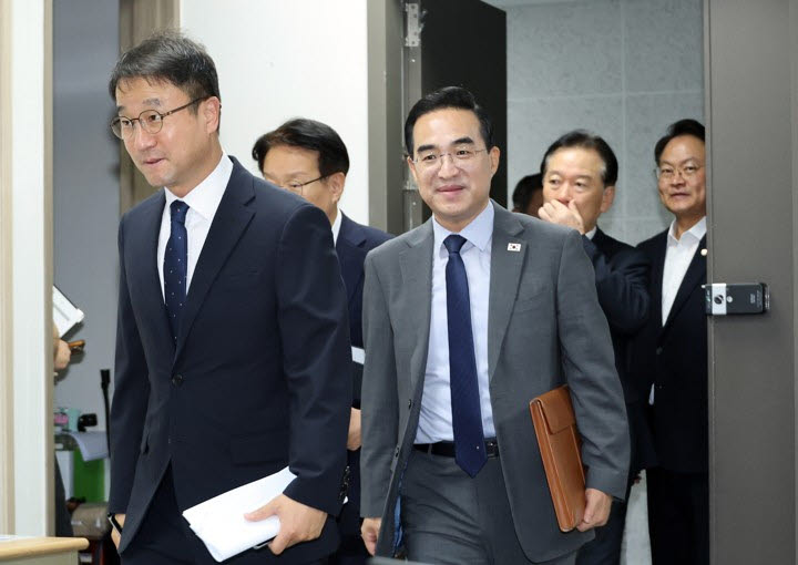 한병도 더불어민주당 원내대표(왼쪽)와 박홍근 기획예산처 장관이 25일 국회 의원회관에서 열린 2027년 예산안 당정 협의에 입장하고 있다.(사진=연합뉴스)