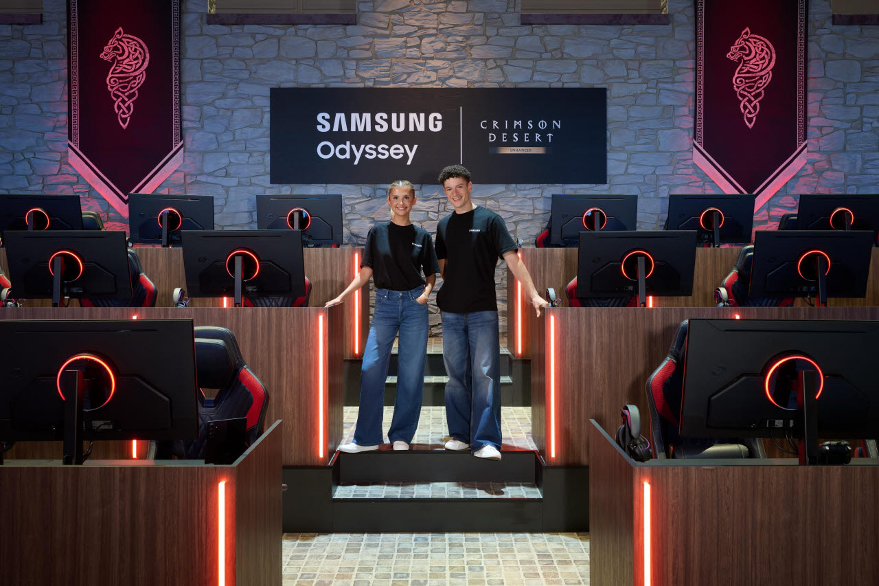 삼성전자 모델이 독일 쾰른에서 열린 '게임스컴 2026(Gamescom 2026)'에서 '붉은사막 체험존'을 소개하고 있다. (사진=삼성전자)