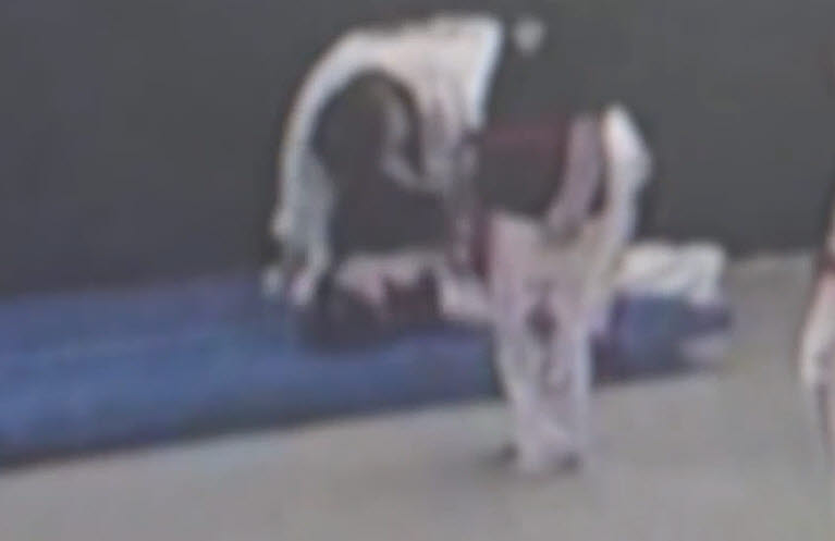 경기 용인의 한 태권도 도장에서 관장이 7세 아동에게 '다리찢기' 동작을 시키고 있는 CCTV 화면. (사진=SBS 보도 캡처)