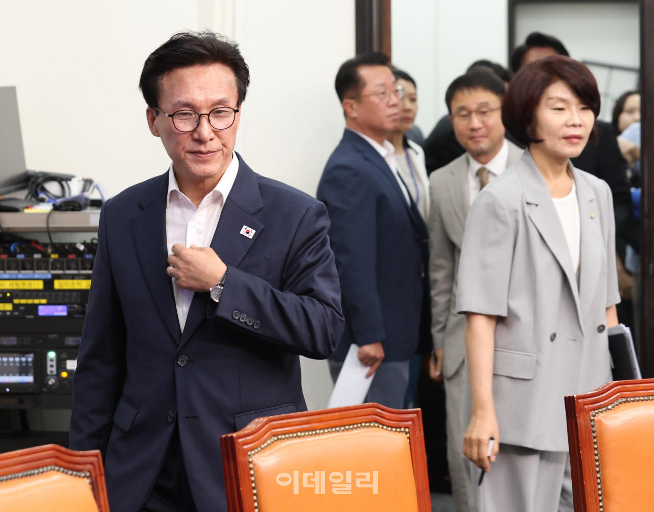 김민석 더불어민주당 대표(왼쪽)가 24일 서울 여의도 국회에서 열린 최고위원회의에 참석하고 있다.(사진=노진환 기자)