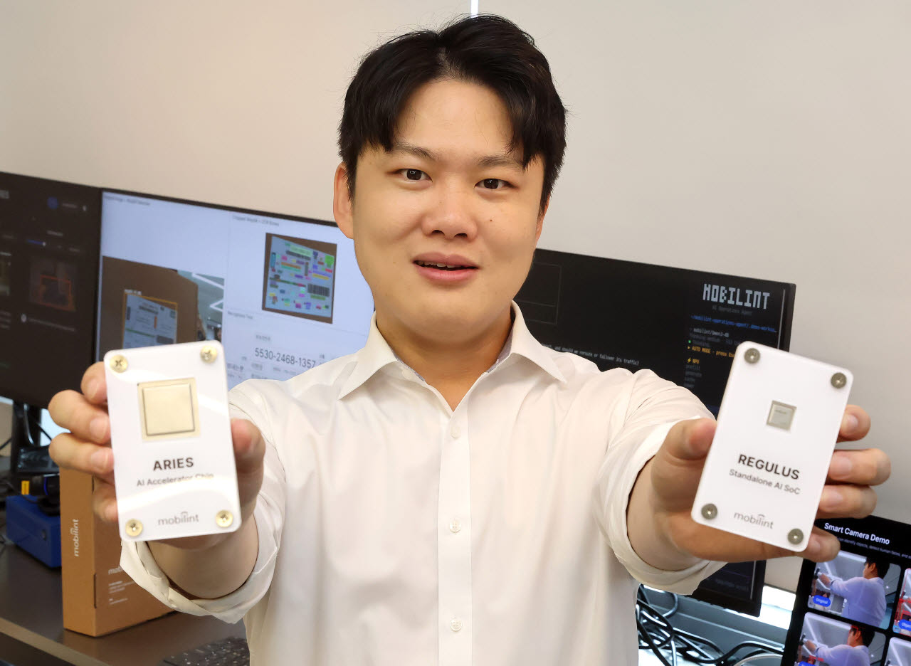 신동주 모빌린트 대표가 NPU칩 에리스(ARIES)와 저전력 온디바이스 AI(SoC)인 레귤러스(REGULUS)를 소개하고 있다. [이데일리 방인권 기자]