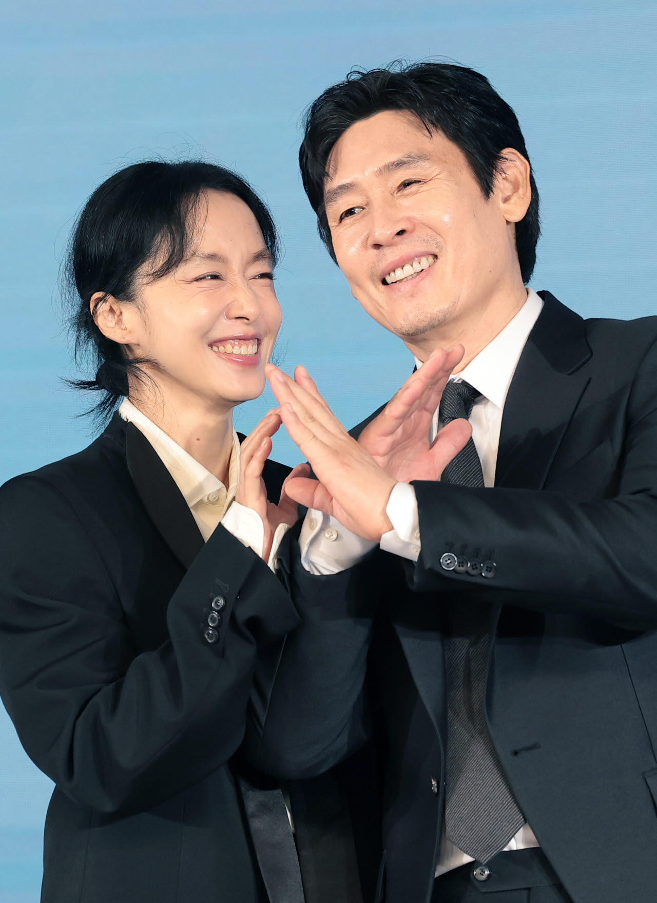 배우 전도연과 설경구(오른쪽)가 25일 서울 마포구 호텔 나루 서울 엠갤러리에서 열린 넷플릭스 영화 ‘가능한 사랑’ 제작보고회에 참석해 포즈를 취하고 있다.(사진=뉴스1)