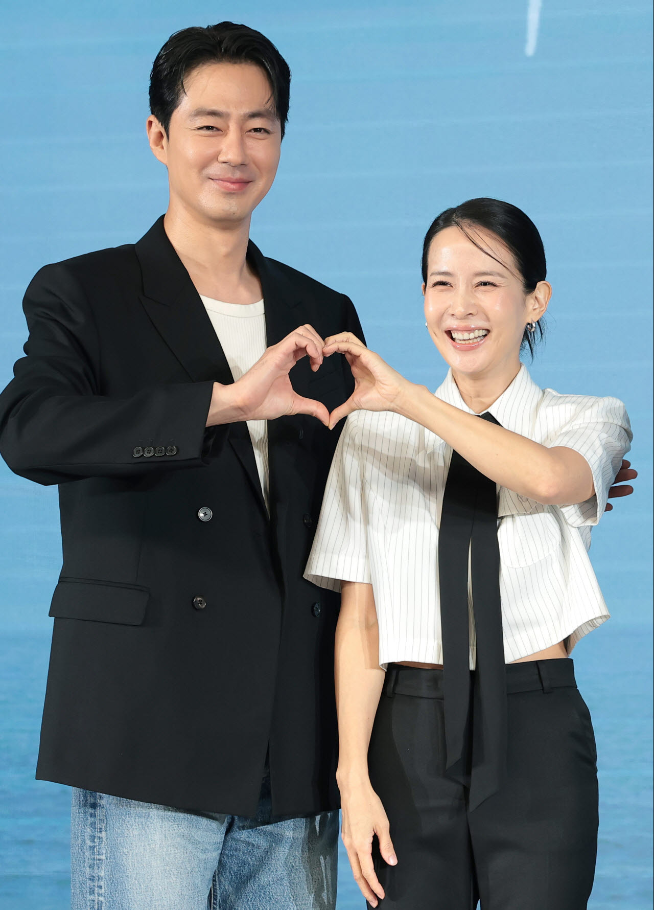 배우 조인성과 조여정(오른쪽)이 25일 서울 마포구 호텔 나루 서울 엠갤러리에서 열린 넷플릭스 영화 ‘가능한 사랑’(감독 이창동) 제작보고회에 참석해 포즈를 취하고 있다.(사진=뉴스1)