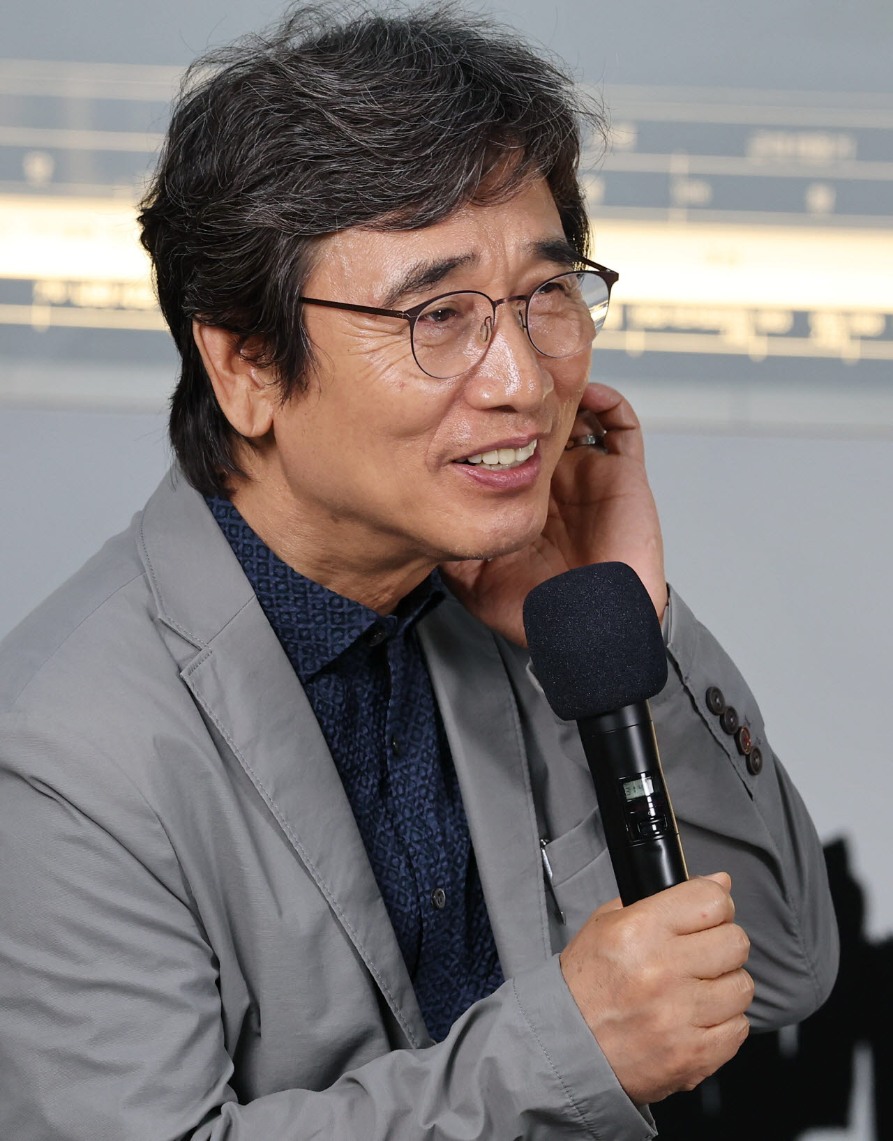 지난 6월 25일 서울 강남구 코엑스 서울국제도서전 평산책방 부스에서 열린 북토크에서 유시민 작가가 인사말을 하고 있다.(사진=연합뉴스)