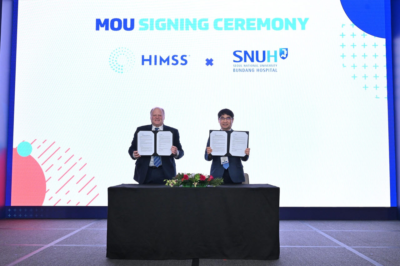 해롤드 울프 HIMSS 회장(좌)과 전영태 분당서울대병원장(우)가 기념촬영을 하고 있다.