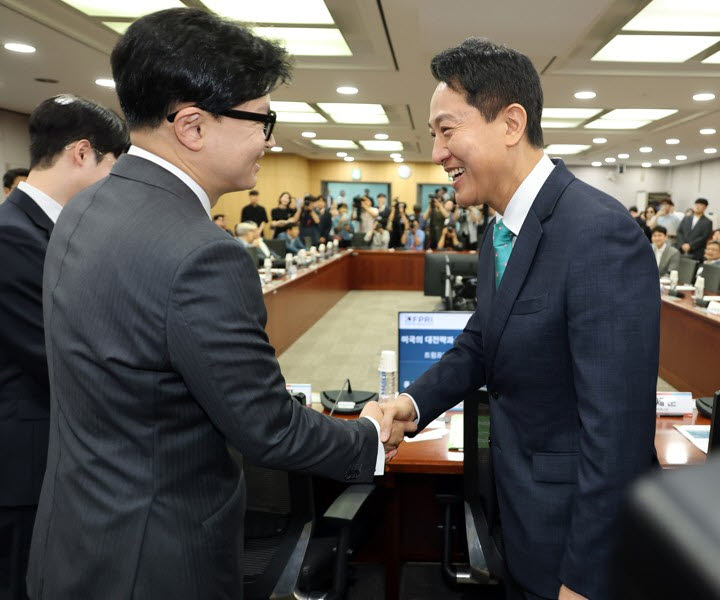 오세훈(오른쪽) 서울시장이 25일 국회 의원회관에서 열린 제10차 대한민국 미래혁신포럼 세미나 '미국의 대전략과 한국의 선택'에서 한동훈 무소속 의원을 만나 악수하고 있다. (사진=연합뉴스)