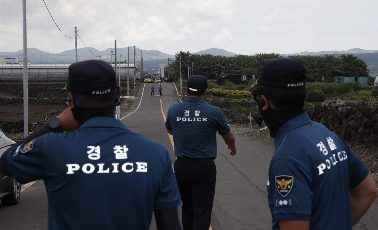 경찰이 24일 제주시 한림읍 수원리 인근 소철나무 숲에서 지난 5월 실종된 장미란씨 추정 시신을 발견해 현장 감식을 진행하고 있다. (사진=뉴시스)