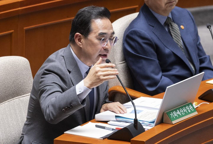 박홍근 기획예산처 장관이 25일 국회에서 열린 예산결산특별위원회에서 열린 종합질의에 출석해 질의에 답하고 있다.(사진=연합뉴스)